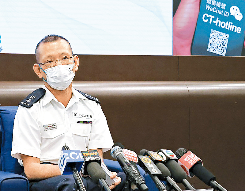 跨部门反恐专责组高级警司梁伟基介绍“反恐举报热线”。
