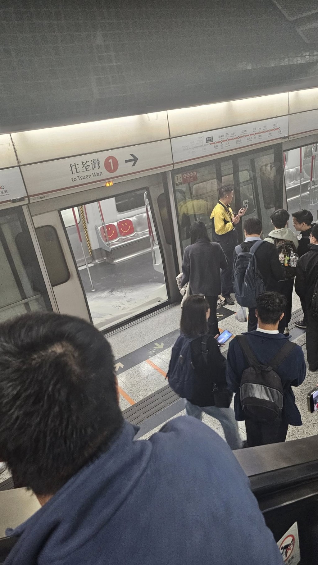 港鐵一列車的車廂有「尿袋」冒煙。網上圖片