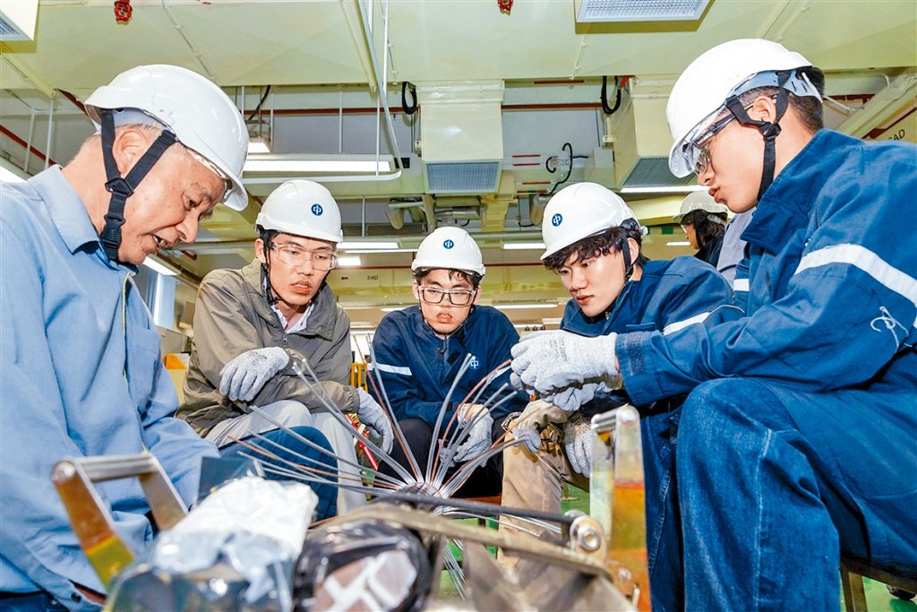 實習期間，清華大學實習生實地考察中電不同資產及營運設施，並參與不同專題研究。