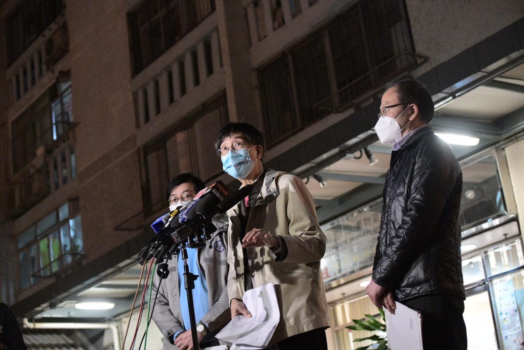 袁國勇昨晚聯同衞生防護中心及環保署到場視察大廈喉管。