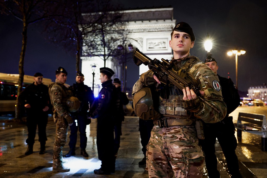 巴黎凱旋門附近發生持刀襲警事件，警方事後加強保安。路透社