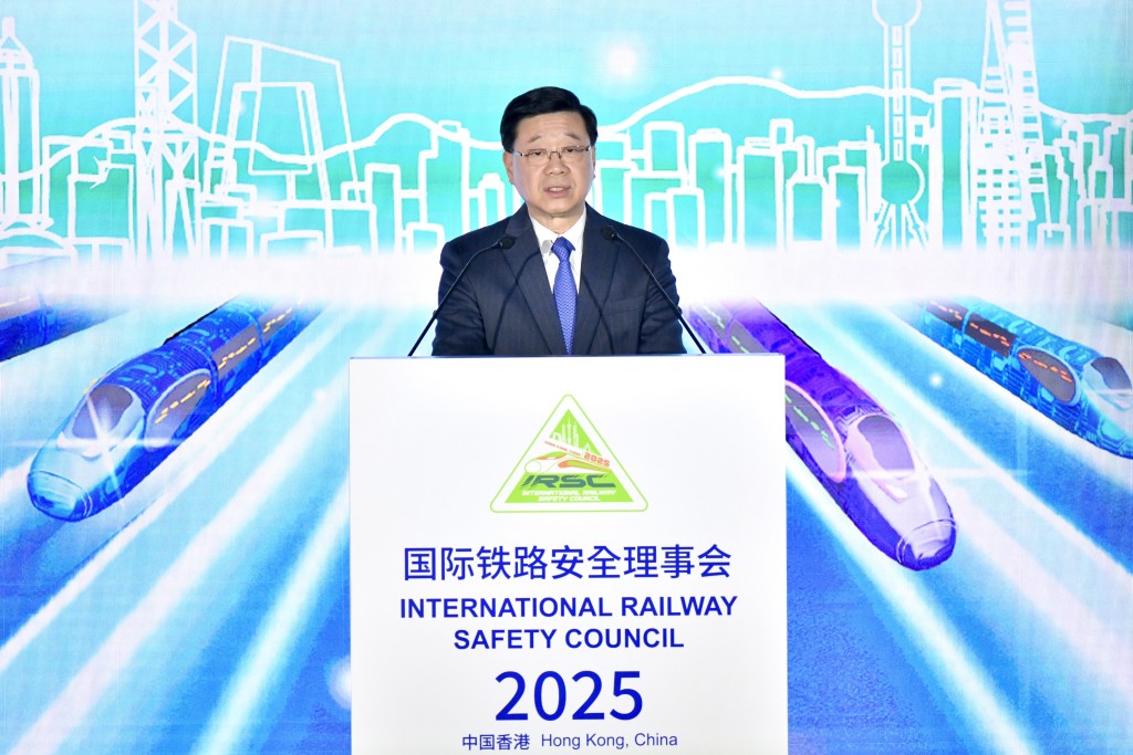 李家超致詞時表示，香港會與內地及全球夥伴攜手推進鐵路發展。