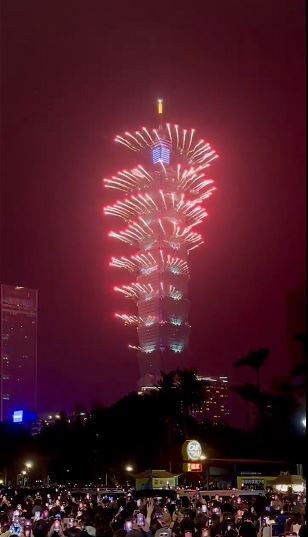 台北101燃放约1.6万发日本彩色烟花迎2024年。影片截图