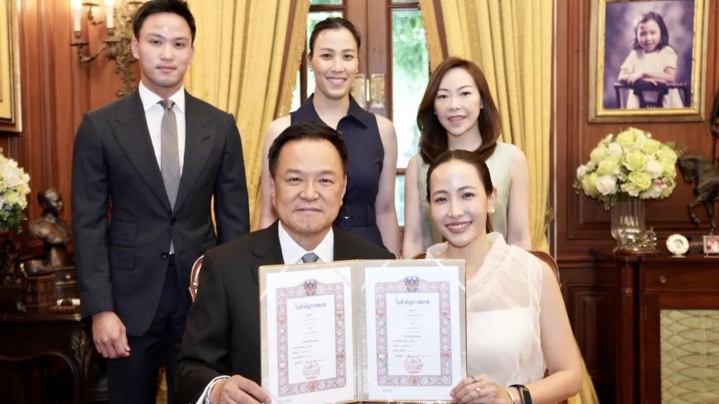 泰國總理阿努廷在情人節的前一天（13日）與女友塔納農註冊結婚。泰國國家新聞局