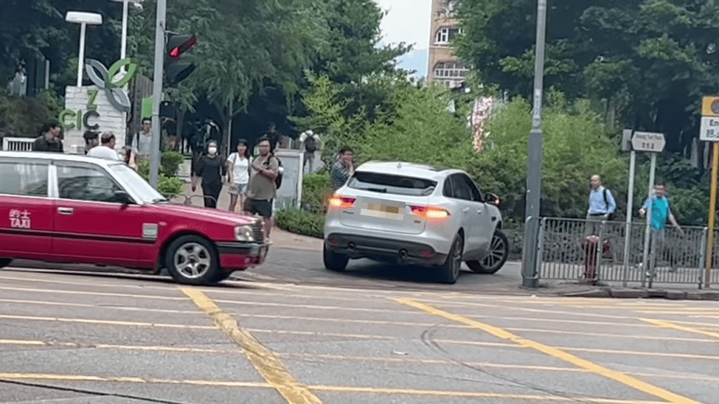 其後私家車竟無視行人，於行人路行駛。fb：香港交通及突發事故報料區