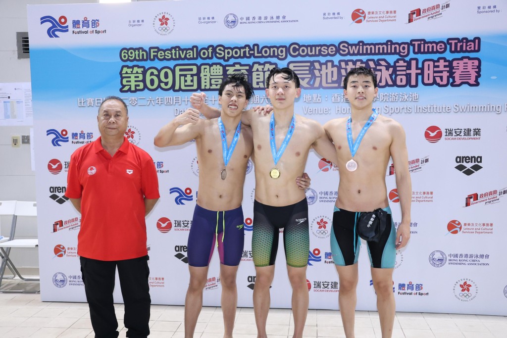 王一舜（右二）奪400米混合泳及800米自由泳冠軍。徐嘉華攝