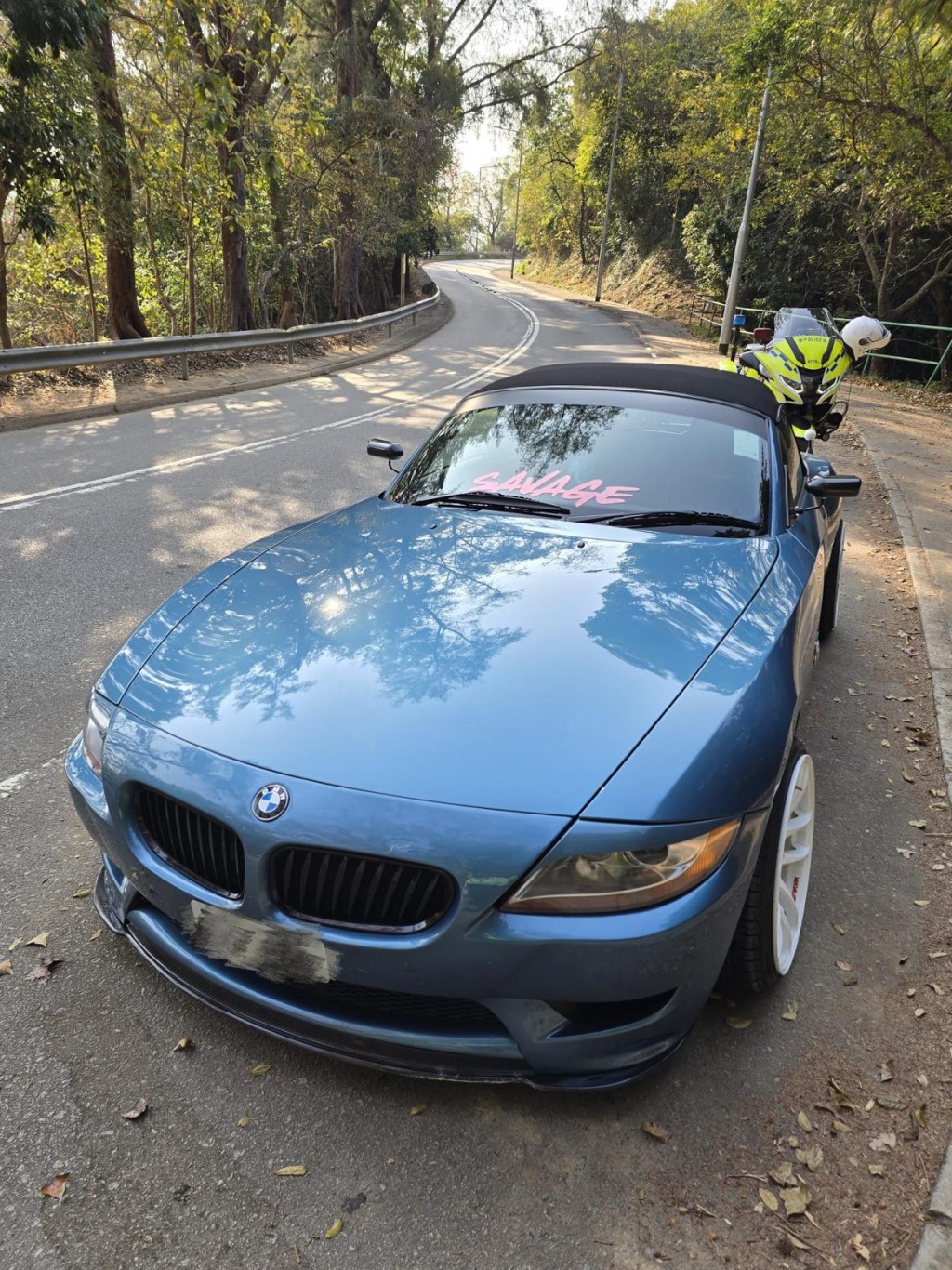 警方於屯門、元朗、吐露港公路、大美督、鹿頸路及新娘潭路一帶截查約50輛懷疑涉及非法改裝的私家車及電單車。警方提供