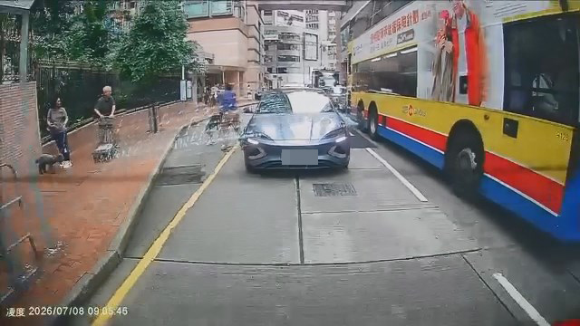 藍衫男與BYD司機發生推撞。fb「中港改車斗陰影片關注組」片段截圖 藍衫男與BYD司機發生推撞。fb「中港改車斗陰影片關注組」片段截圖
