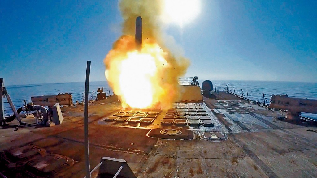 美軍驅逐艦上月在伊戰中發射「戰斧」巡航導彈。