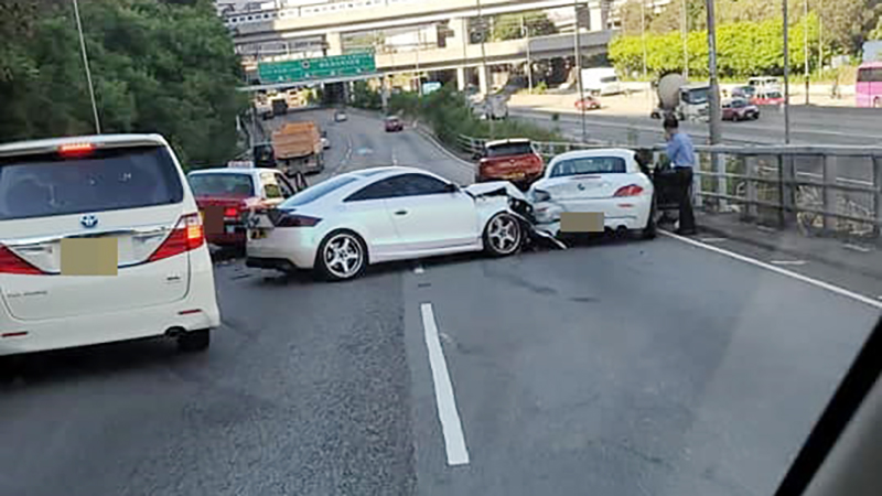 荃灣路4車相撞。 香港突發事故報料區FB圖