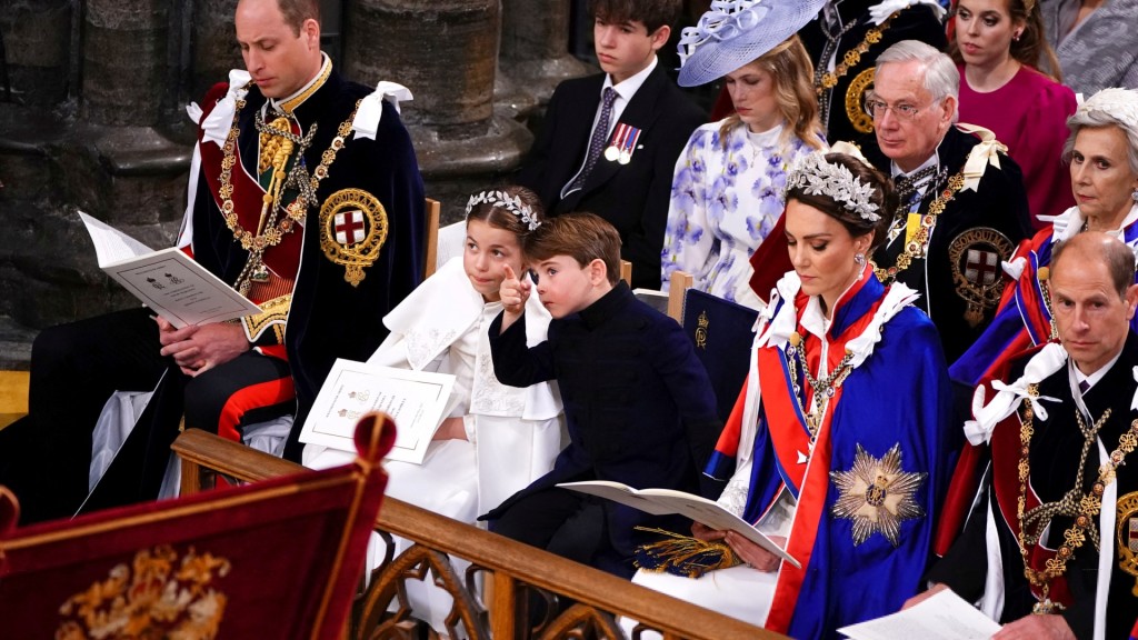 路易小王子往上指，叫姊姊夏洛特公主一起看。 路透社