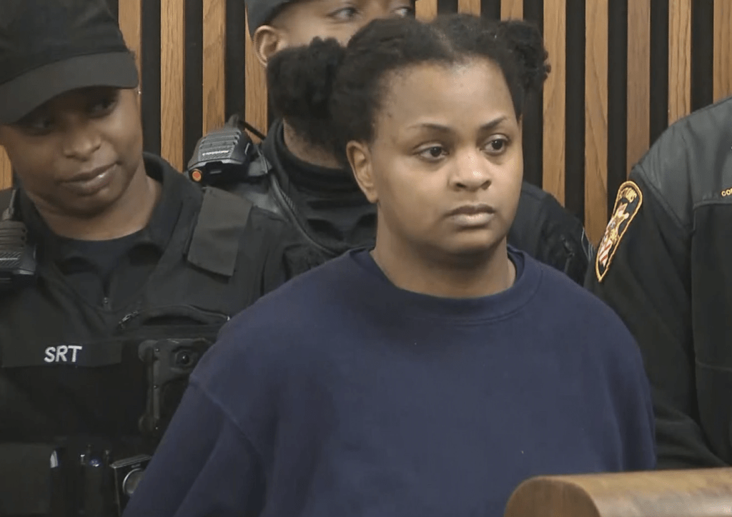 涉案母親亨德森（Aliyah Henderson）於周三被捕，被控兩項加重謀殺罪。美聯社