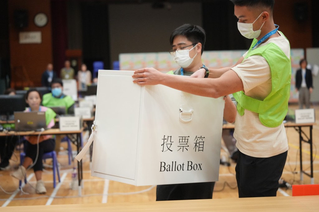 。選舉事務處正積極進行各方面工作,包括部署選務人手、為選舉工作人員安排培訓及演練等。資料圖片 。選舉事務處正積極進行各方面工作,包括部署選務人手、為選舉工作人員安排培訓及演練等。資料圖片