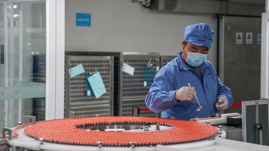 工作人員在北京科興疫苗生產流水線上工作。 新華社