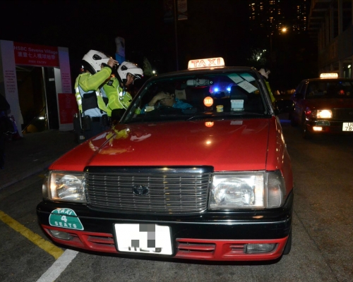 警員在大球場外截查的士