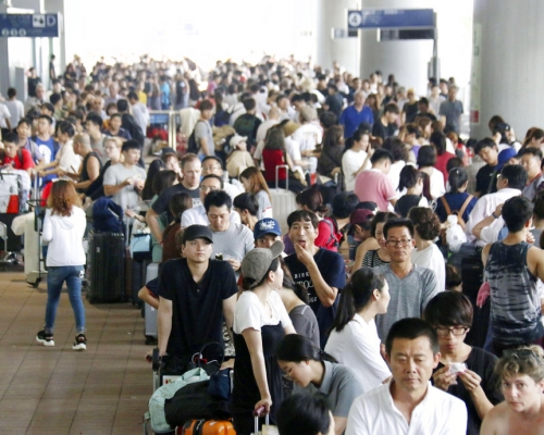 大阪关西机场仍然关闭。AP图片