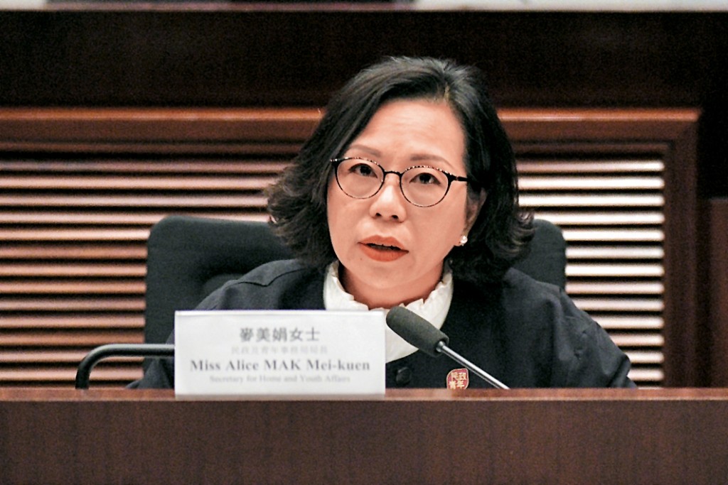 民政及青年事務局局長麥美娟指訂立牌照規限,減少賭博對青少年的不良影響。