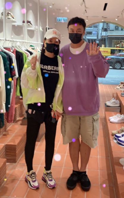 身型明顯消瘦不少的Eason還在鏡頭前揮手。