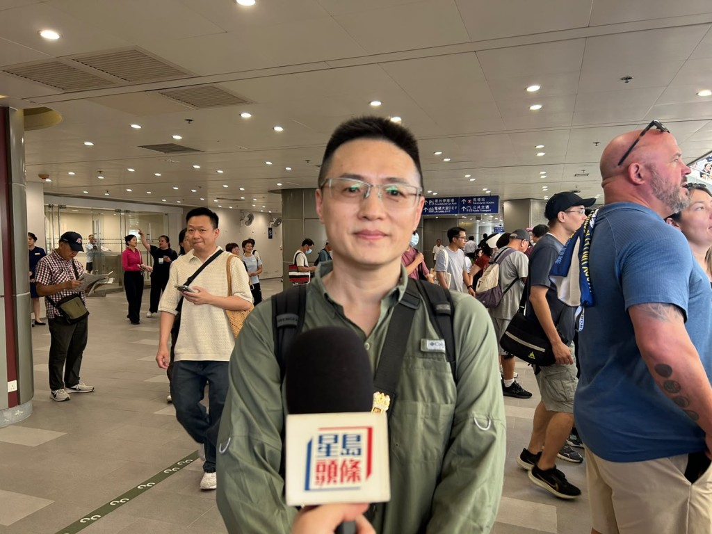 深圳旅客高先生趁國慶特意帶同父母同行,體驗現場盛況。陳翠瑩攝 深圳旅客高先生趁國慶特意帶同父母同行,體驗現場盛況。陳翠瑩攝