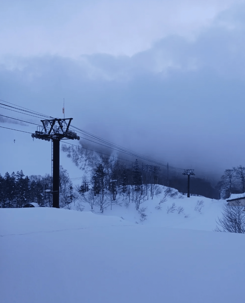 日本長野縣小谷村栂池高原度假村滑雪場，一名22歲澳洲籍女遊客在乘坐雙人纜車時，疑因背包扣環卡進纜車吊椅設備，未能在終點站順利下車，整個人被纜車拖行並懸掛半空，送院搶救後證實不治。IG@tsugaike_kogen