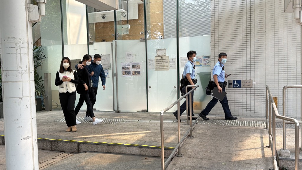 37歲的士乘客的親屬傷心認屍。