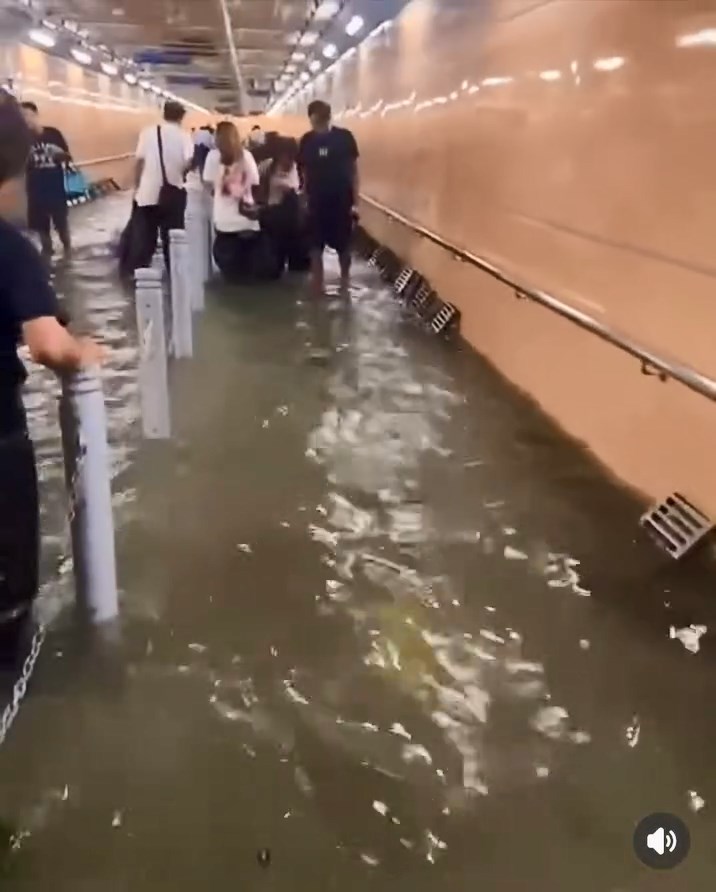 香園圍口岸一條行人隧道水浸,多名市民涉水而行,非常狼狽。網上片段截圖 香園圍口岸一條行人隧道水浸,多名市民涉水而行,非常狼狽。網上片段截圖