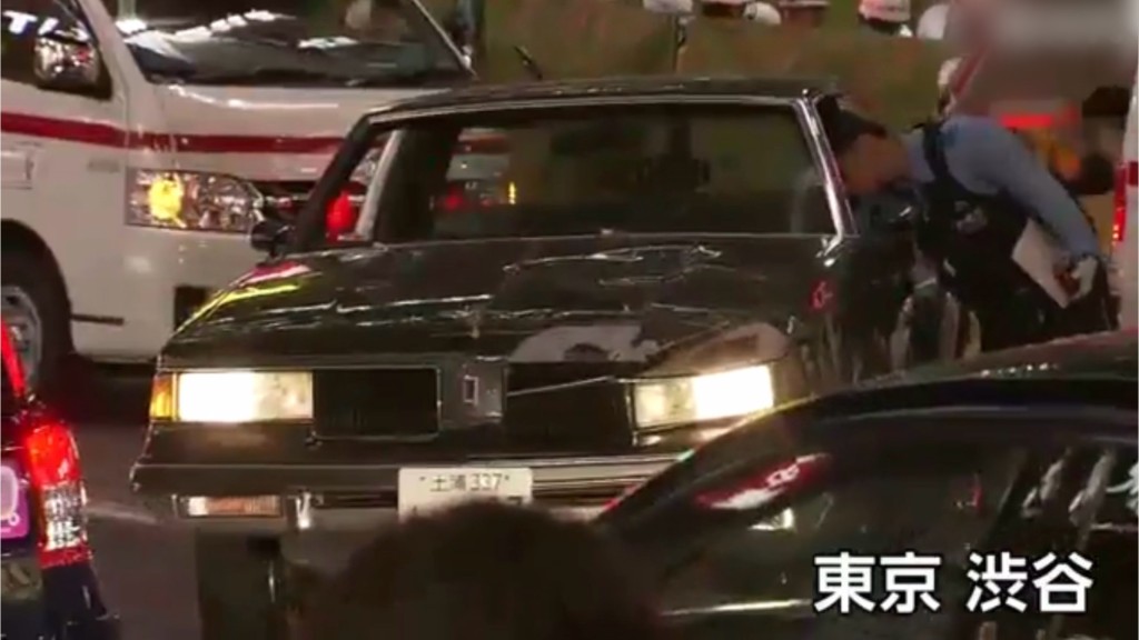 记者目击涉事私家车前方车牌撞至凹陷。 NHK截图