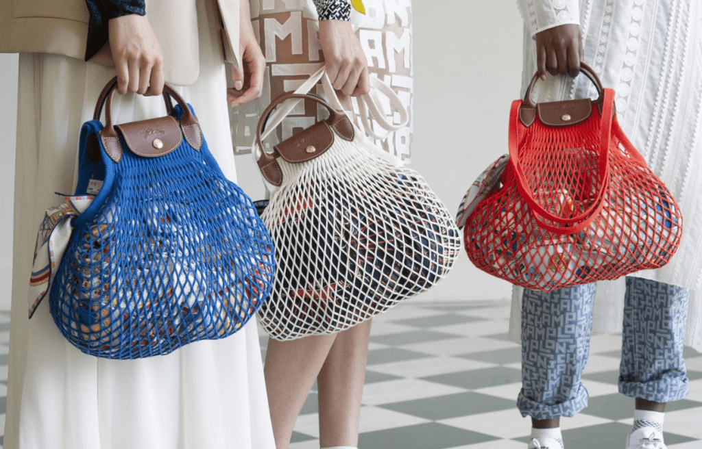 Le Pliage Filet聯乘手袋/各$800/Longchamp，設計結合Longchamp經典的Le Pliage手袋的皮革翻蓋，以及品牌Filt的繩網編織袋身，備有六色選擇。