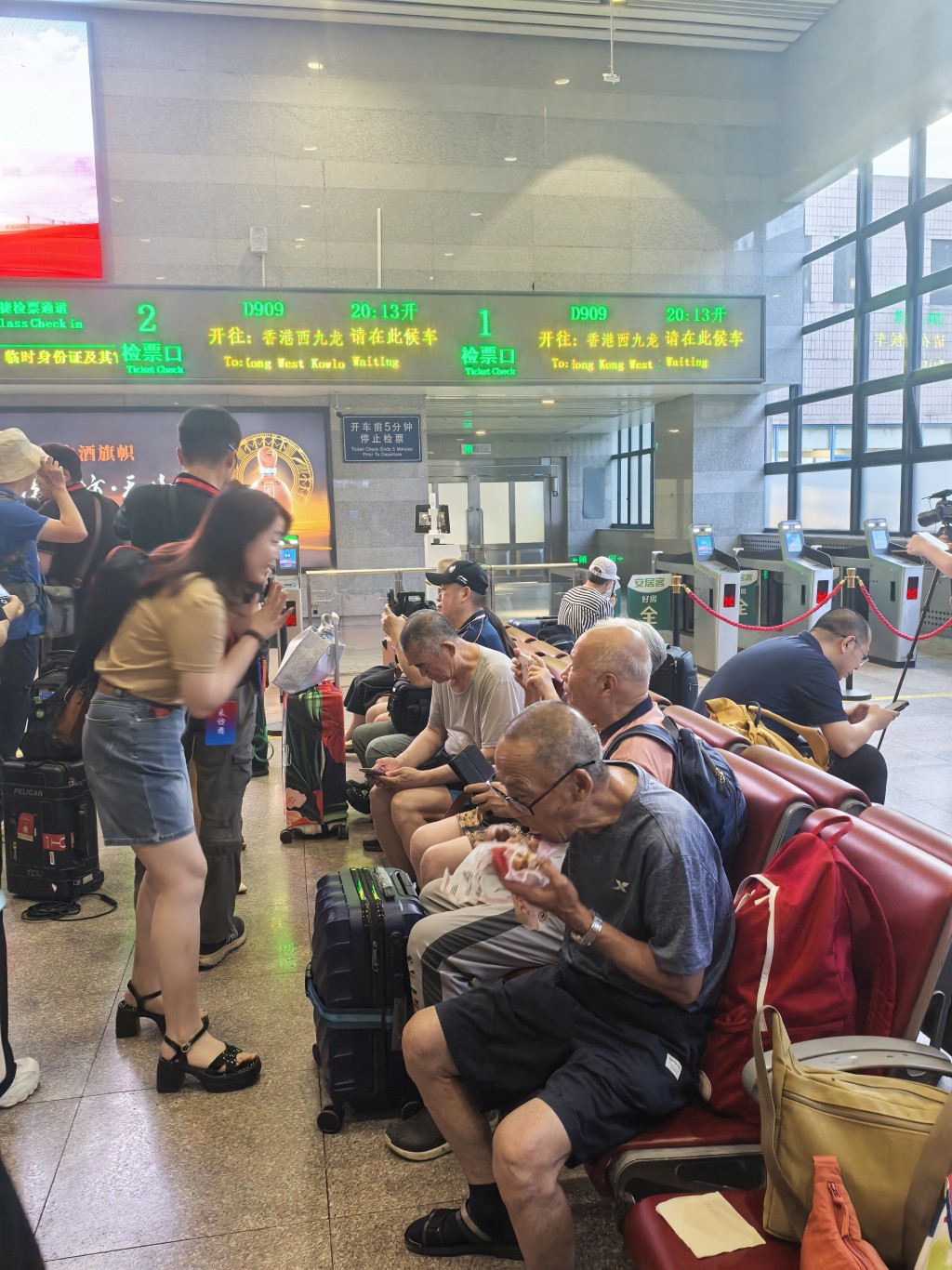 北京火車站有不少旅客等待登上列車。　張言天攝