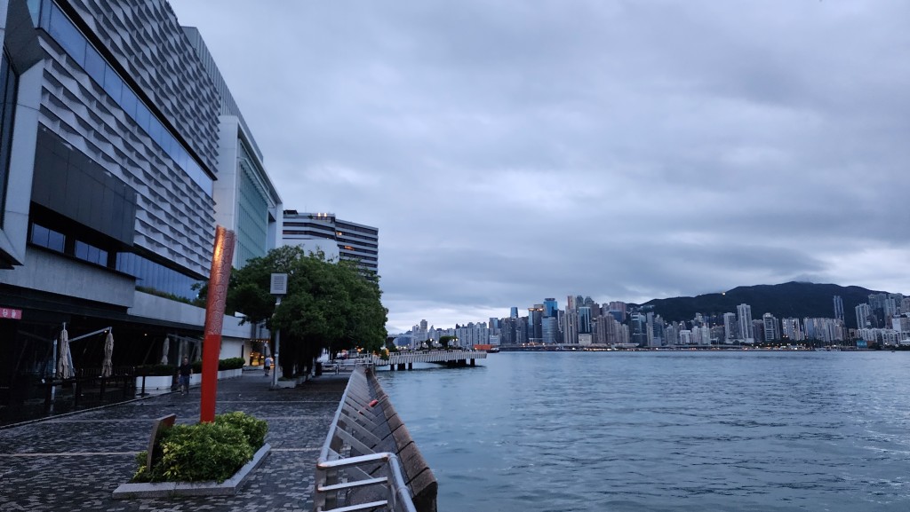 今日有驟雨及幾陣雷暴。黎志偉攝