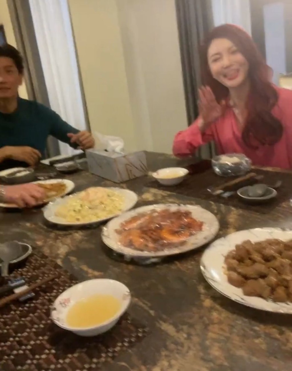 楊卓娜拍桌上好餸。