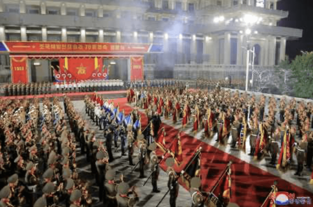 今年7月27日庆祝韩战《停战协定》签署纪念日，北韩同样举行了夜间阅兵仪式。路透社