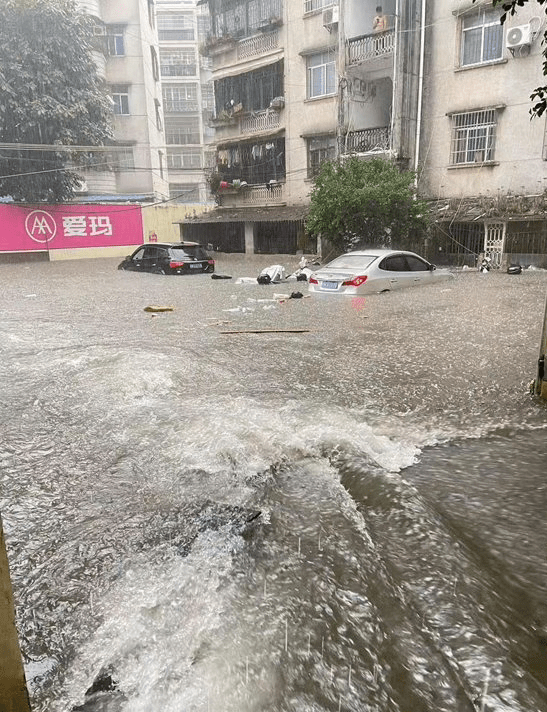 广西钦州暴雨，水浸严重。