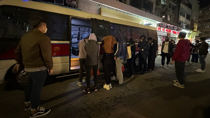 警方在元朗搗破非法麻雀及網上百家樂賭檔,拘捕20人。