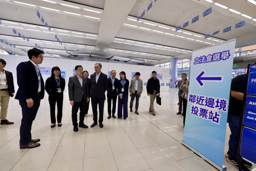 李家超(左三)到訪港珠澳大橋香港口岸旅檢大樓的鄰近邊境投票站。李家超FB圖片 李家超(左三)到訪港珠澳大橋香港口岸旅檢大樓的鄰近邊境投票站。李家超FB圖片