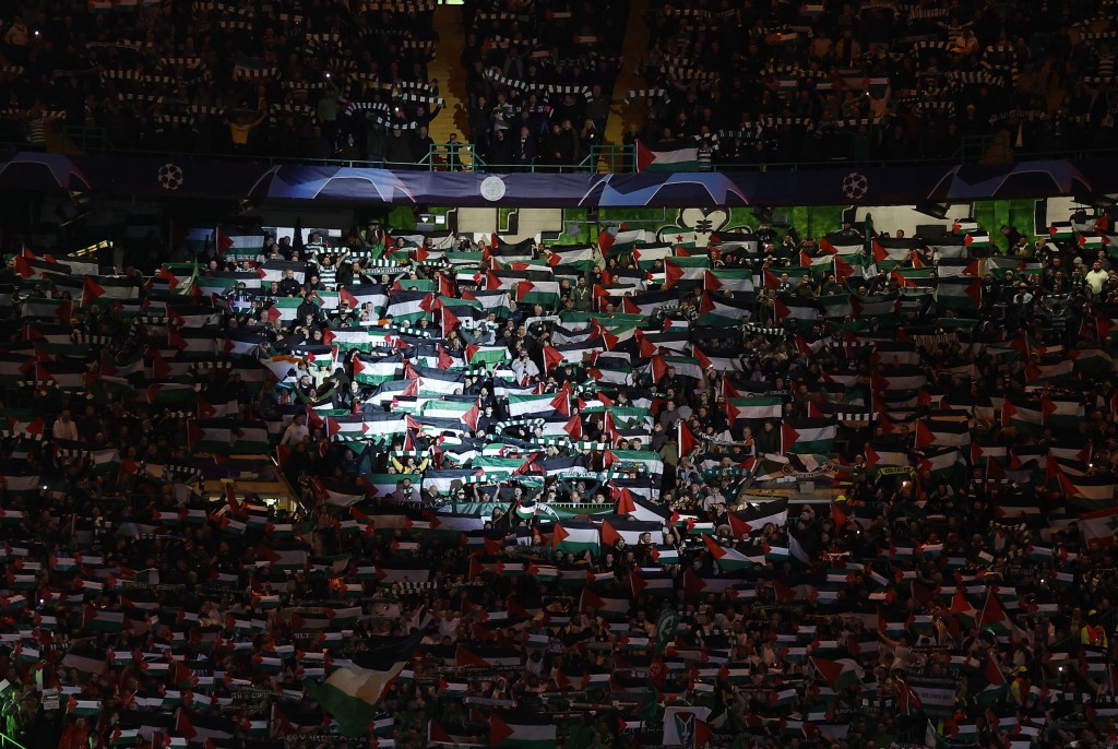 目之所及之处，整个看台几乎被巴勒斯坦国旗完全覆盖，场面相当之盛大。 路透社