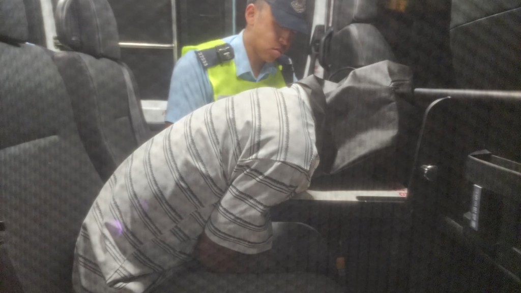警方在私家车乘客身上检获「依托咪酯」烟弹。黎志伟摄