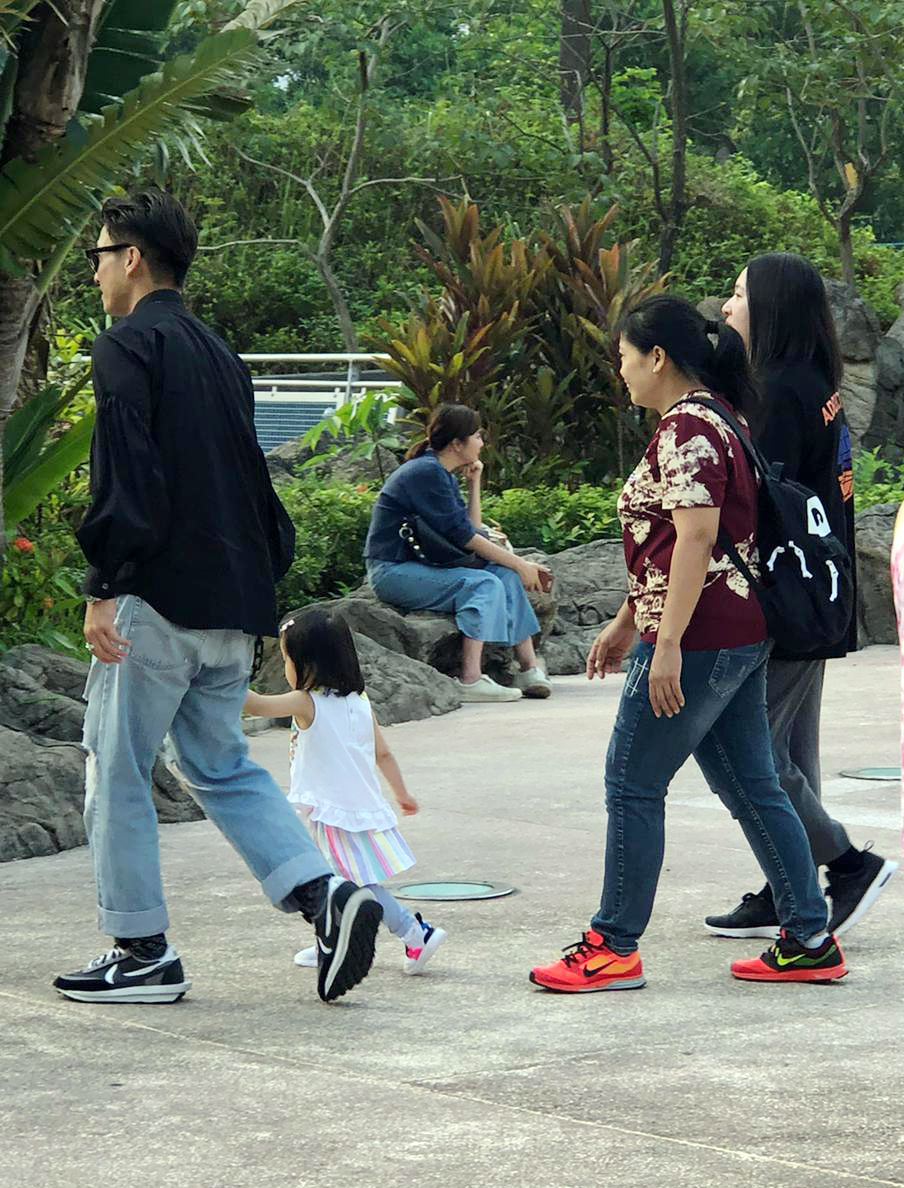 玩足成粒鐘,山聰仲霸埋人哋阿媽角色拖住芯芯走。