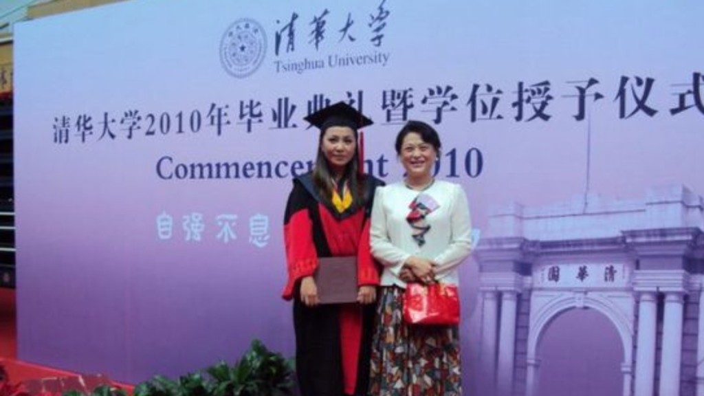 十世班禅独女仁吉旺姆在清华大学攻读博士学位。