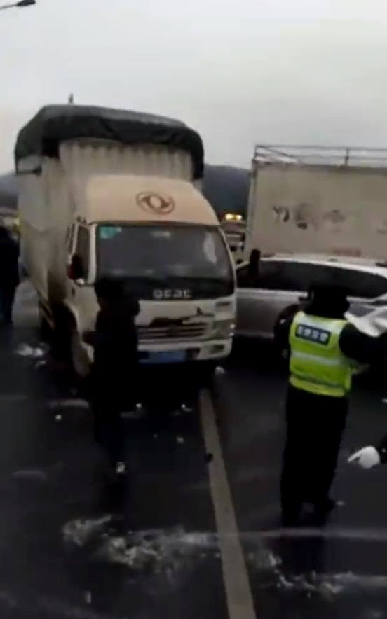 因路面結冰而先後發生14宗車禍。 網上圖片