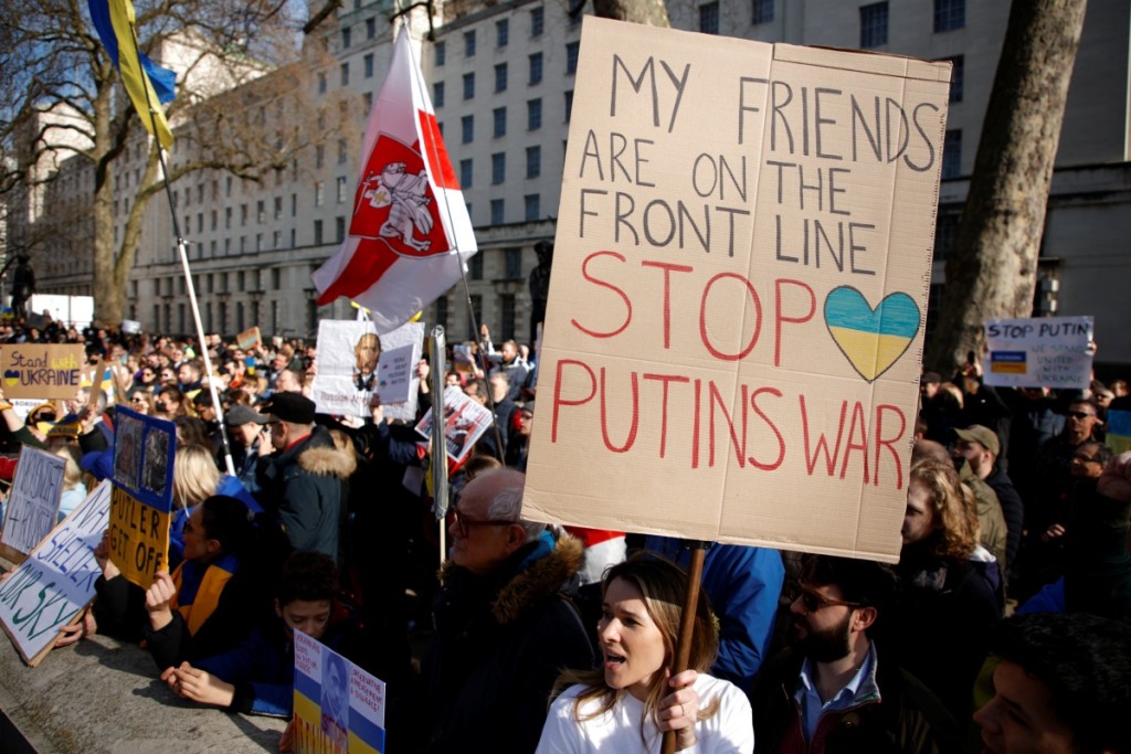 英國有數以百計民眾前往俄國駐倫敦大使館抗議。AP
