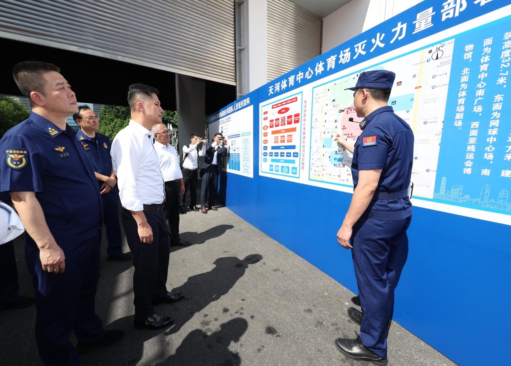 楊恩健（前排左二）聽取廣東省消防救援總隊人員講解天河體育中心的消防設施。政府新聞處圖片