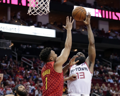 哈登(右)無視守將入六十分。AP