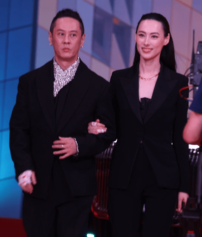 梁洛施笑容非常甜蜜。