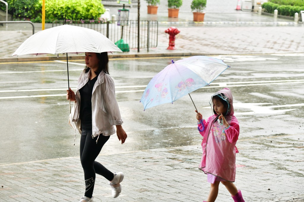 黄色暴雨警告信号表示香港广泛地区已录得或预料会有每小时雨量超过30毫米的大雨。资料图片