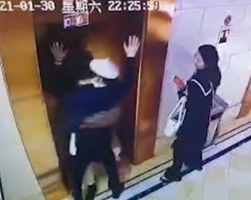 杭州男子在電梯間遭少女強吻，成為網絡熱話。