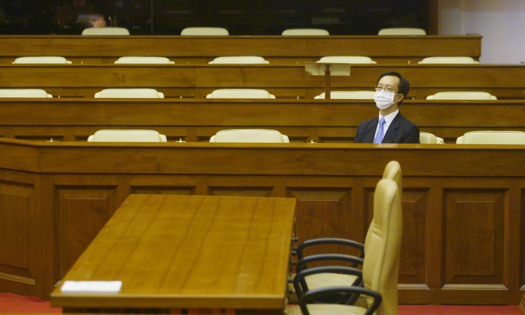 預算案●議員群起攻梁錦松預算案不合時宜，而梁錦松則獨坐議事廳孤軍作戰。
