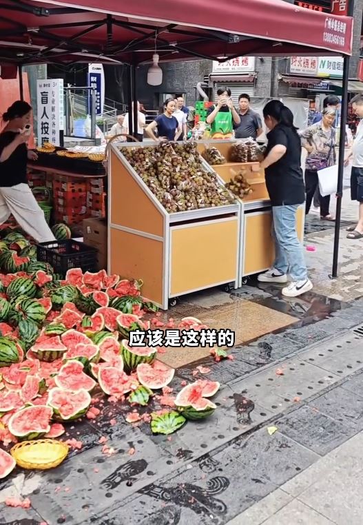 兩水果檔因爭位爆衝突，互掟對方西瓜。抖音