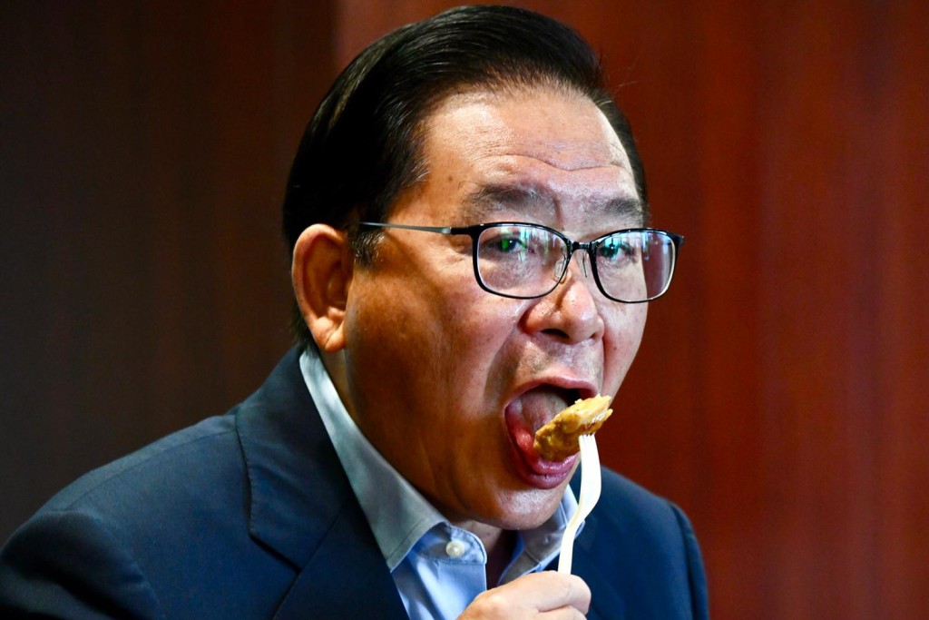 林健鋒試食隔離營的飯餐。