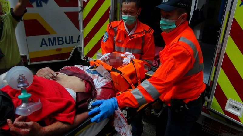 男途人被救出時血流披面。